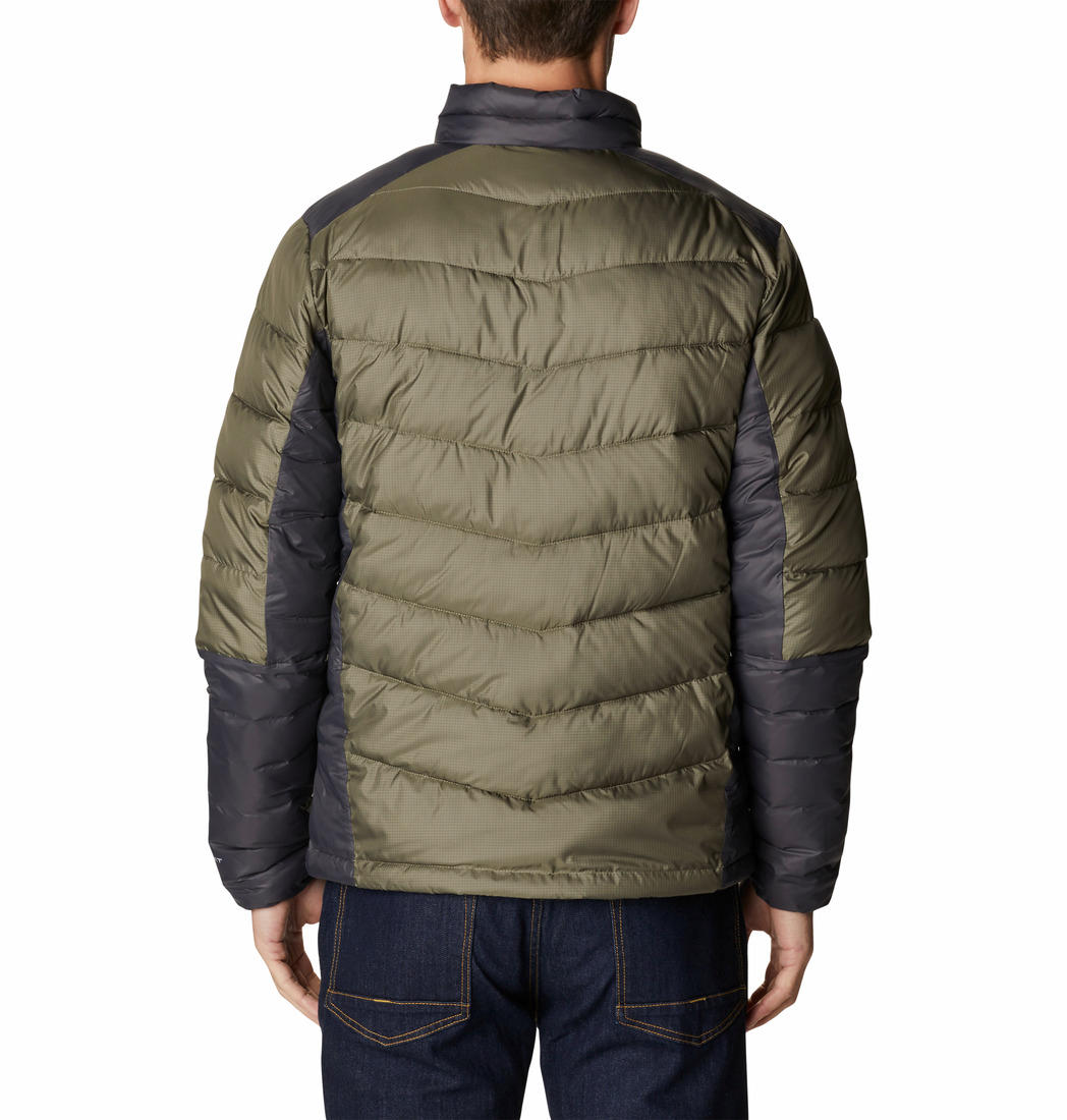 A Men Wearing Columbia Men Green Labyrinth Loop Jacket
