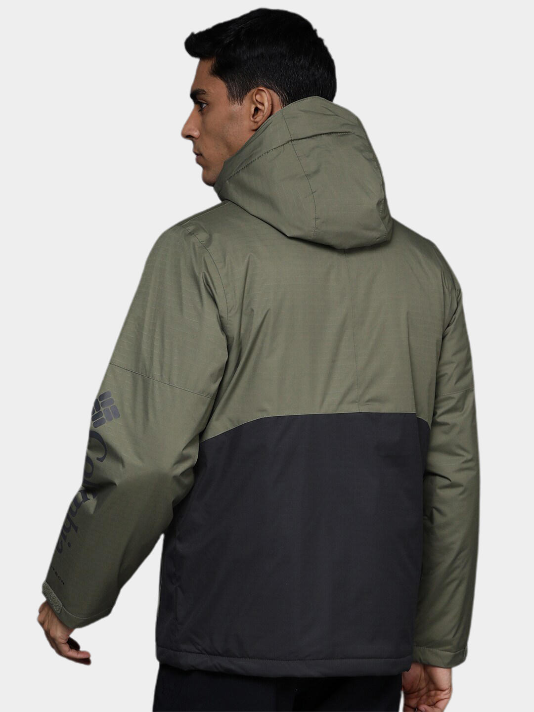 A Men Wearing Columbia Men Green Point Park Insulated Jacket