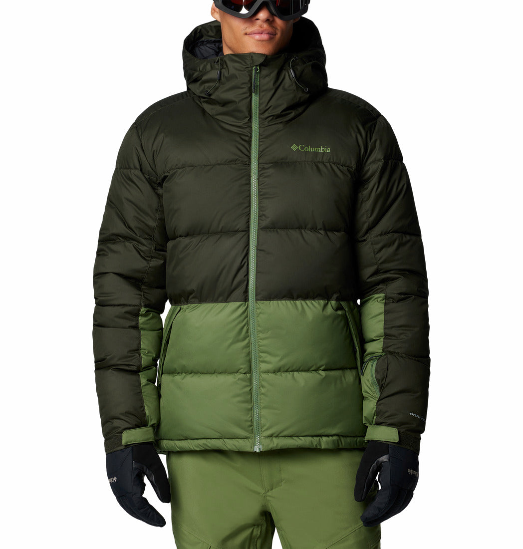 A Men Wearing Columbia Men Green Slope Style Jacket