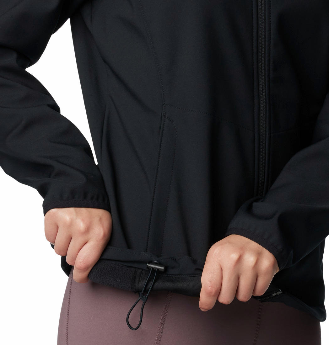 A Women Wearing Columbia Women Black Kruser Ridge III Softshell Jacket