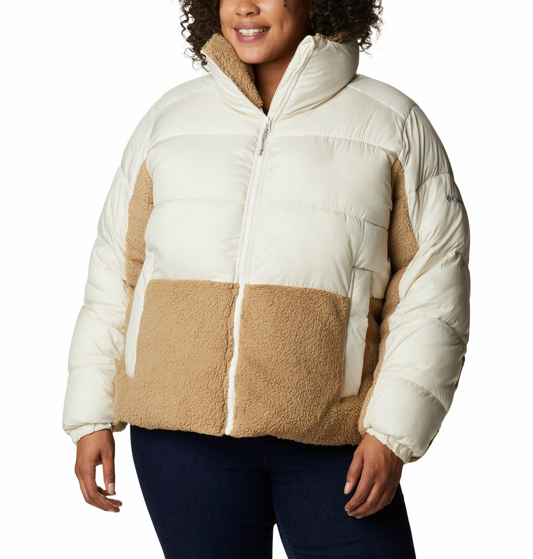 A Women Wearing Columbia Women White Leadbetter Point Sherpa Hybrid