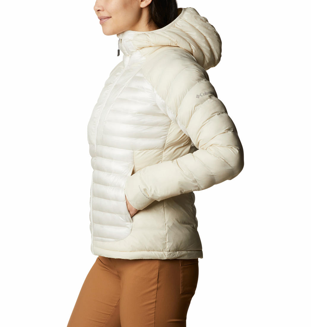 A Women Wearing Columbia Women White Labyrinth Loop Hooded Jacket