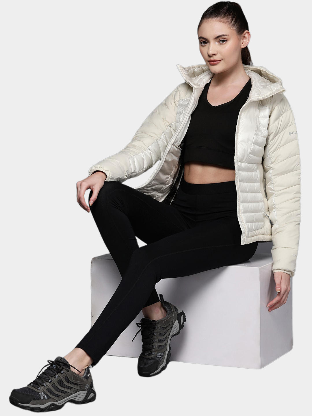 A Women Wearing Columbia Women White Labyrinth Loop Hooded Jacket