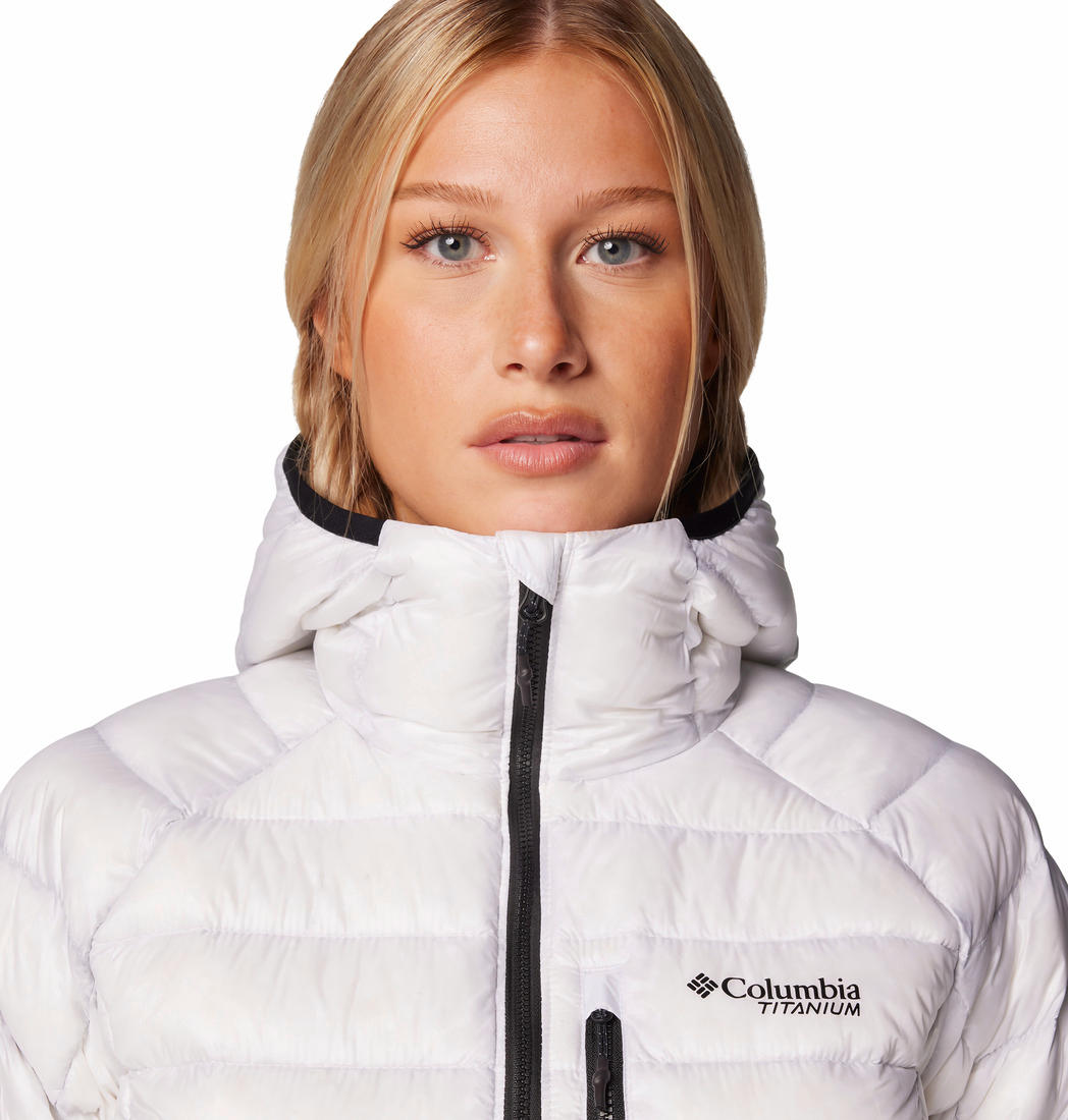 A Women Wearing Columbia Women White Arctic Crest Down Hooded Jacket