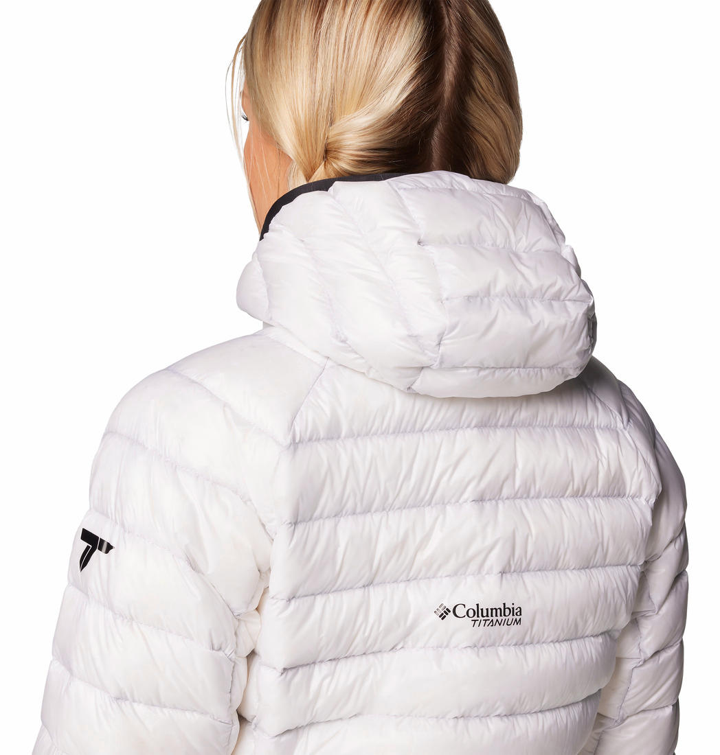 A Women Wearing Columbia Women White Arctic Crest Down Hooded Jacket