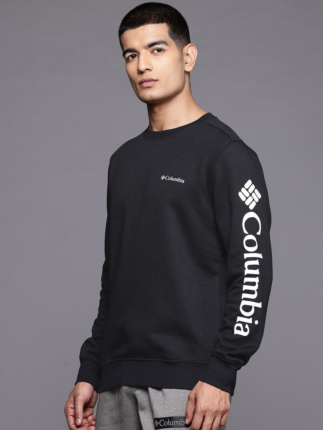 A Men Wearing Columbia Men Black Beaumount Crew