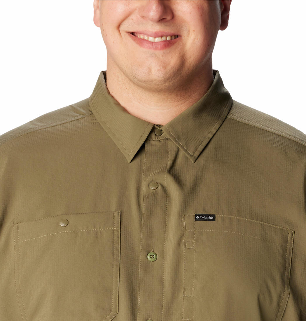 A Men Wearing Columbia Men Green Silver Ridge Utility Lite Long Sleeve (Sun Protection)