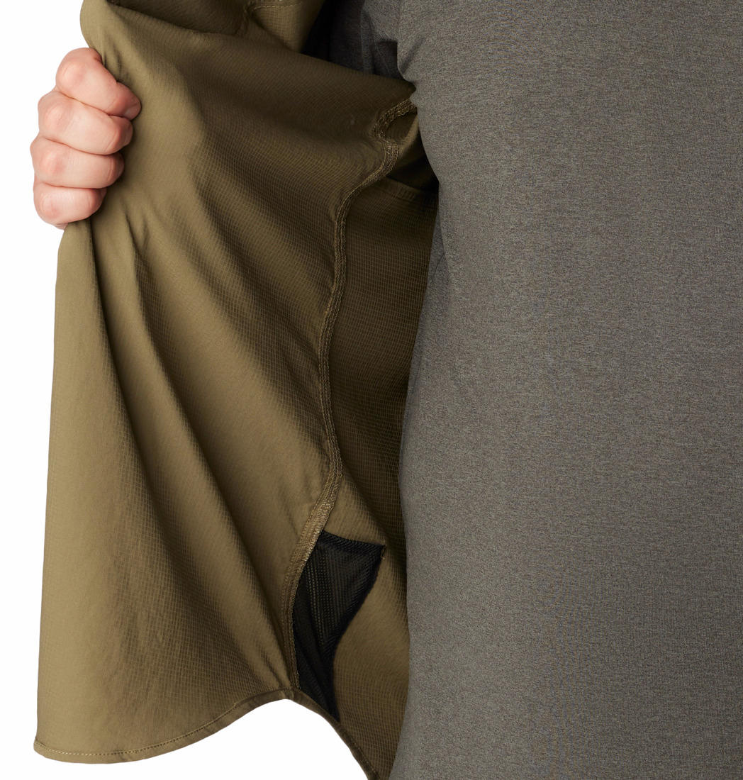 A Men Wearing Columbia Men Green Silver Ridge Utility Lite Long Sleeve (Sun Protection)