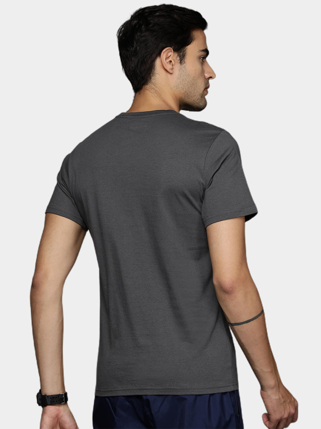 A Men Wearing Columbia Men Black Path Lake Graphic Tee II