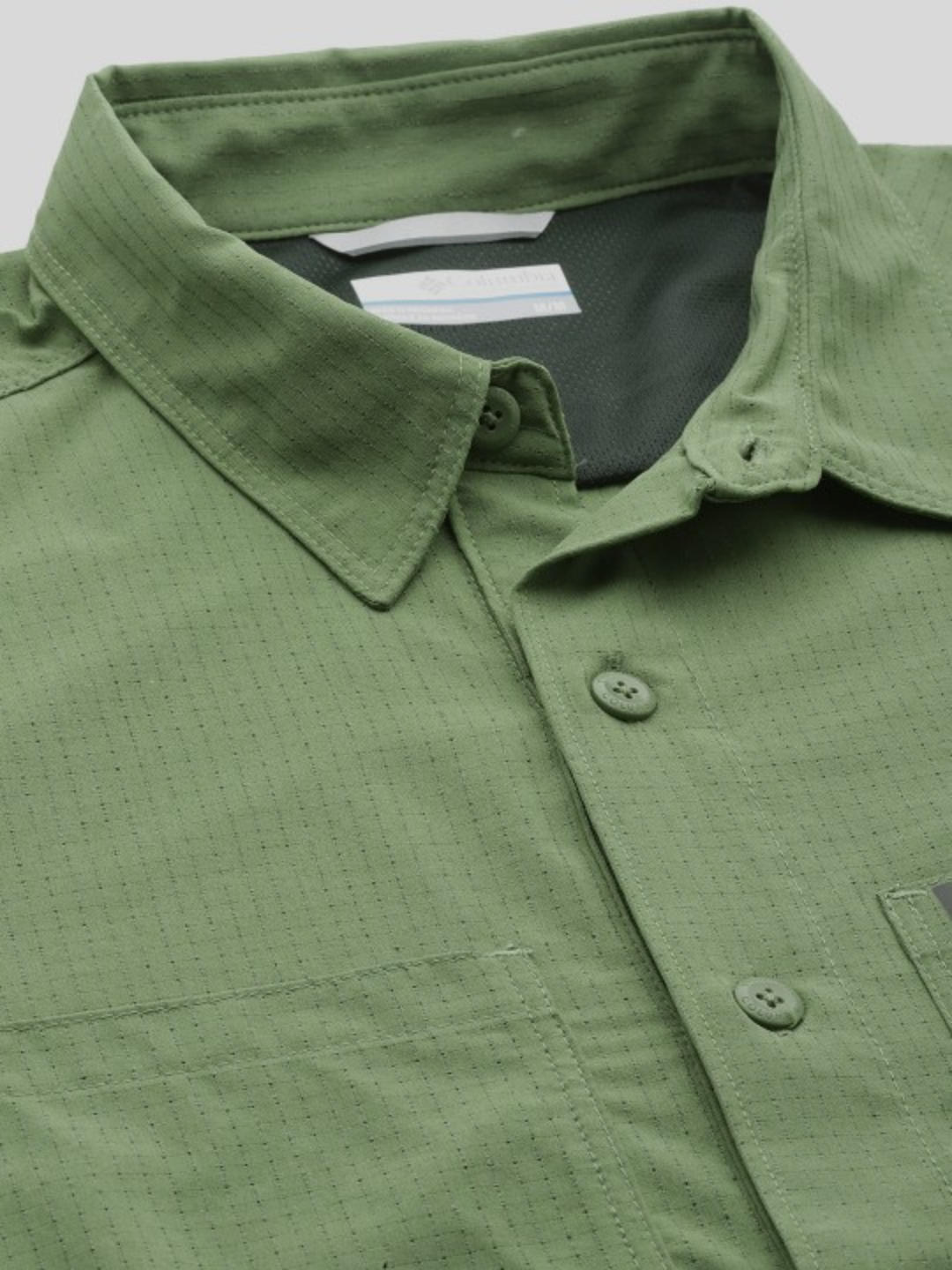 A Men Wearing Columbia Men Green Black Mesa LW LS Shirt