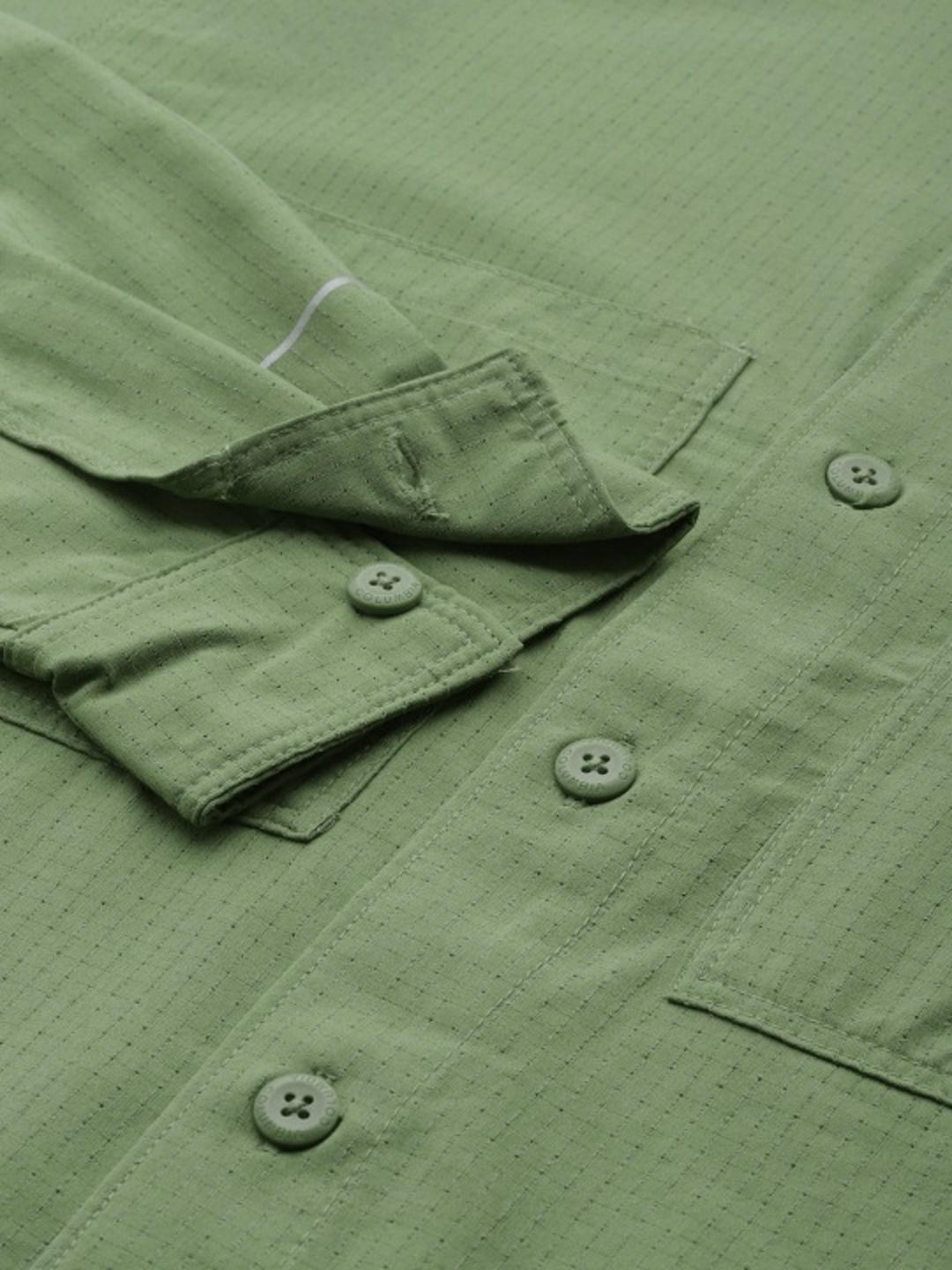 A Men Wearing Columbia Men Green Black Mesa LW LS Shirt