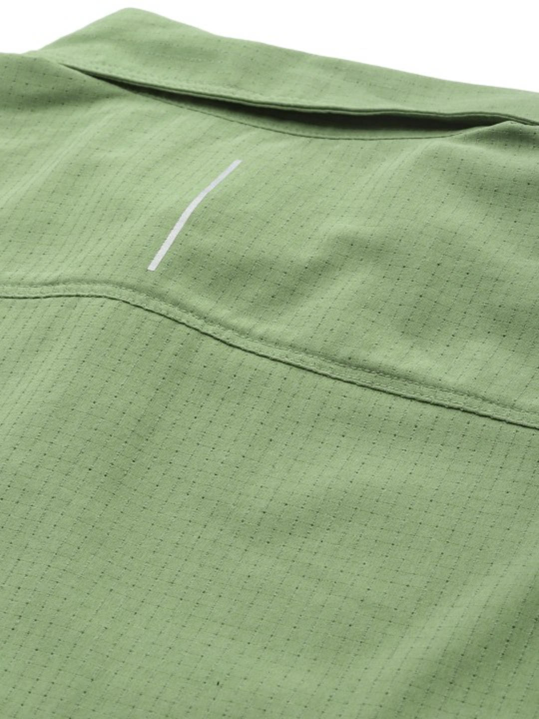 A Men Wearing Columbia Men Green Black Mesa LW LS Shirt