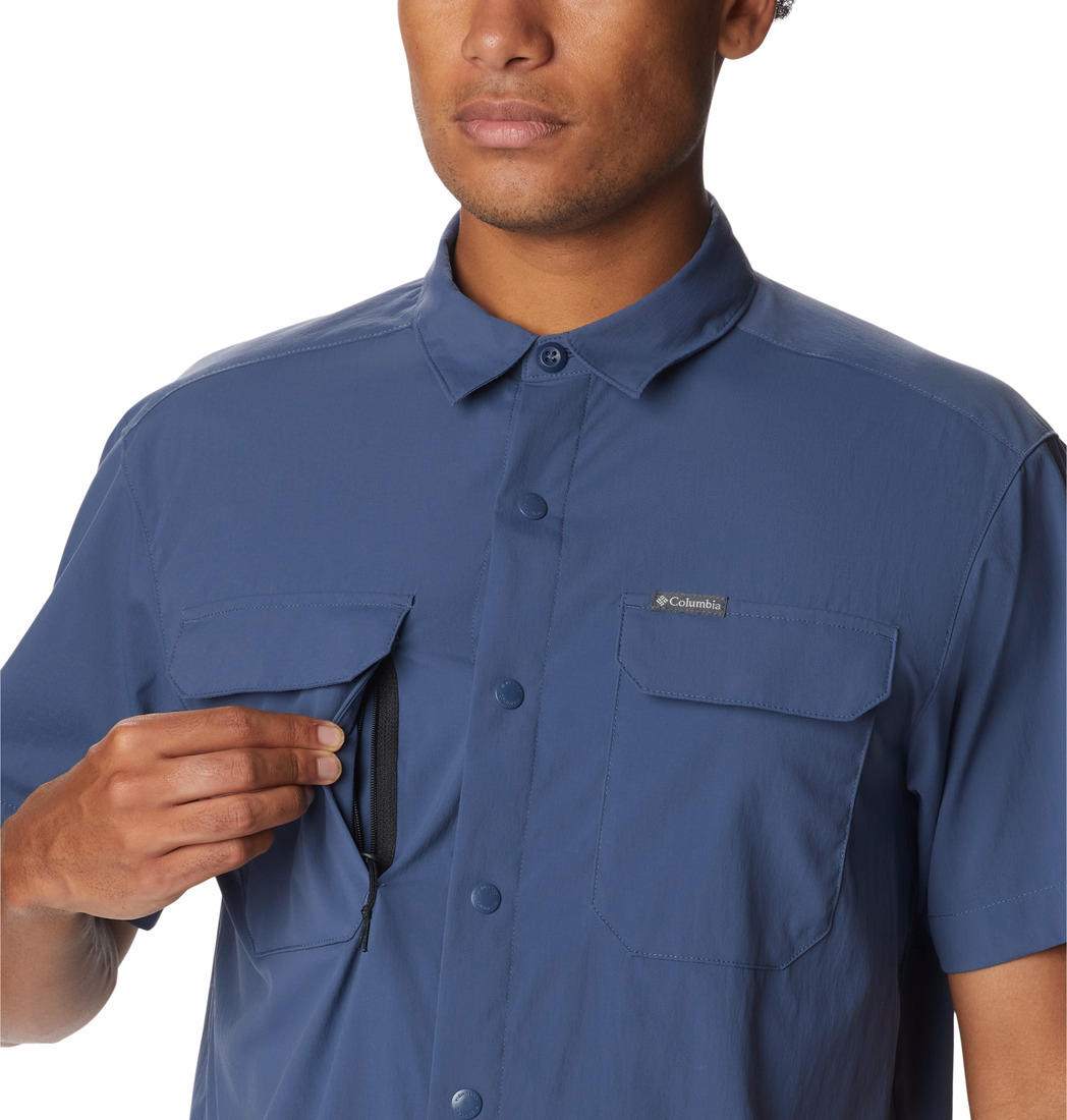 A Men Wearing Columbia Men Blue Canyon Gate Utility Short Sleeve