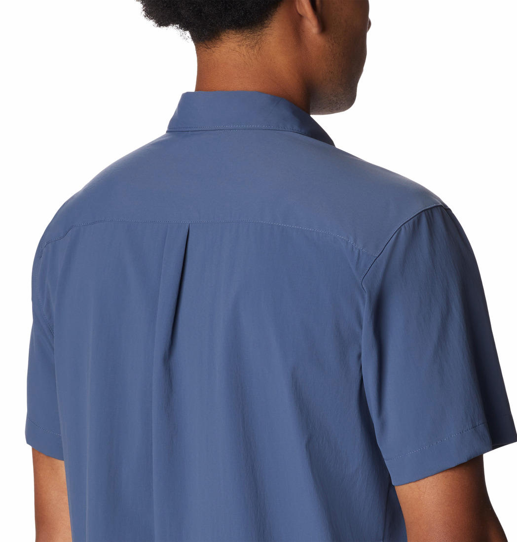 A Men Wearing Columbia Men Blue Canyon Gate Utility Short Sleeve