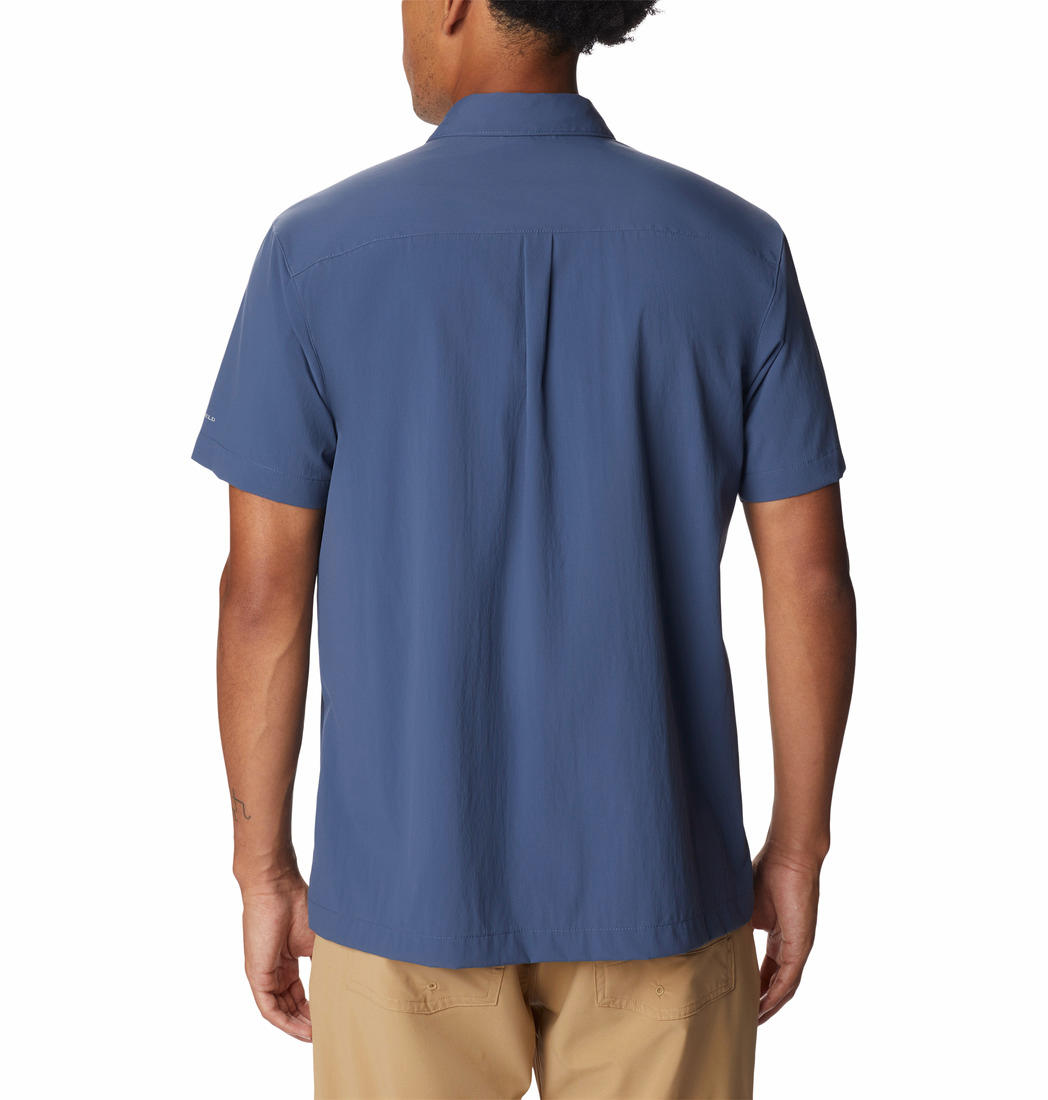 A Men Wearing Columbia Men Blue Canyon Gate Utility Short Sleeve