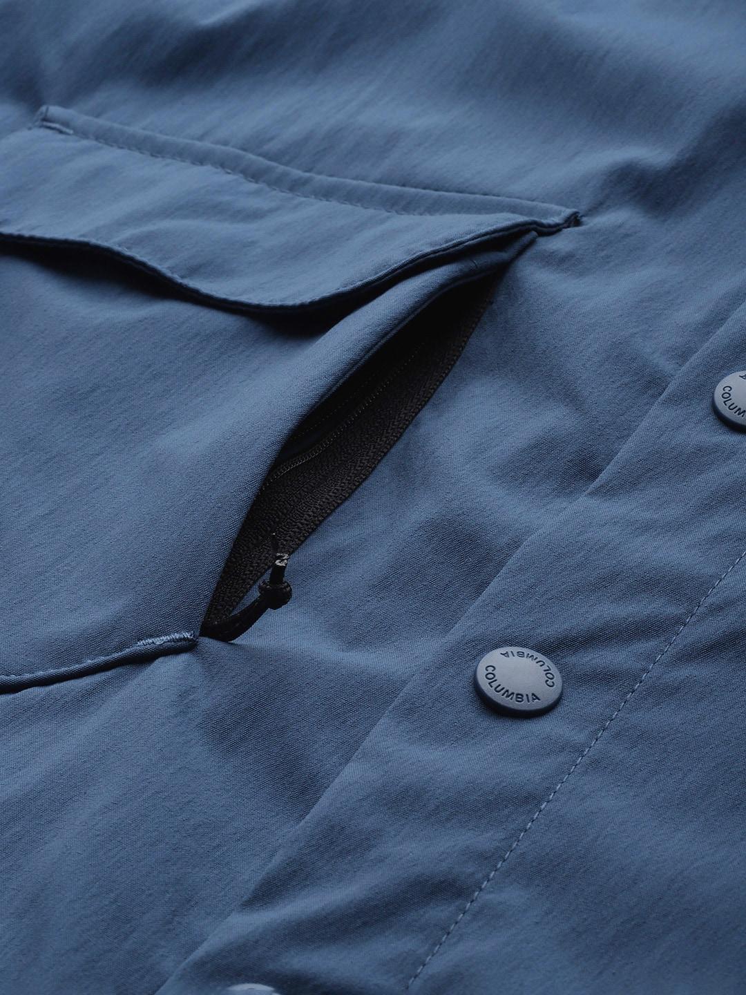 A Men Wearing Columbia Men Blue Canyon Gate Utility Short Sleeve