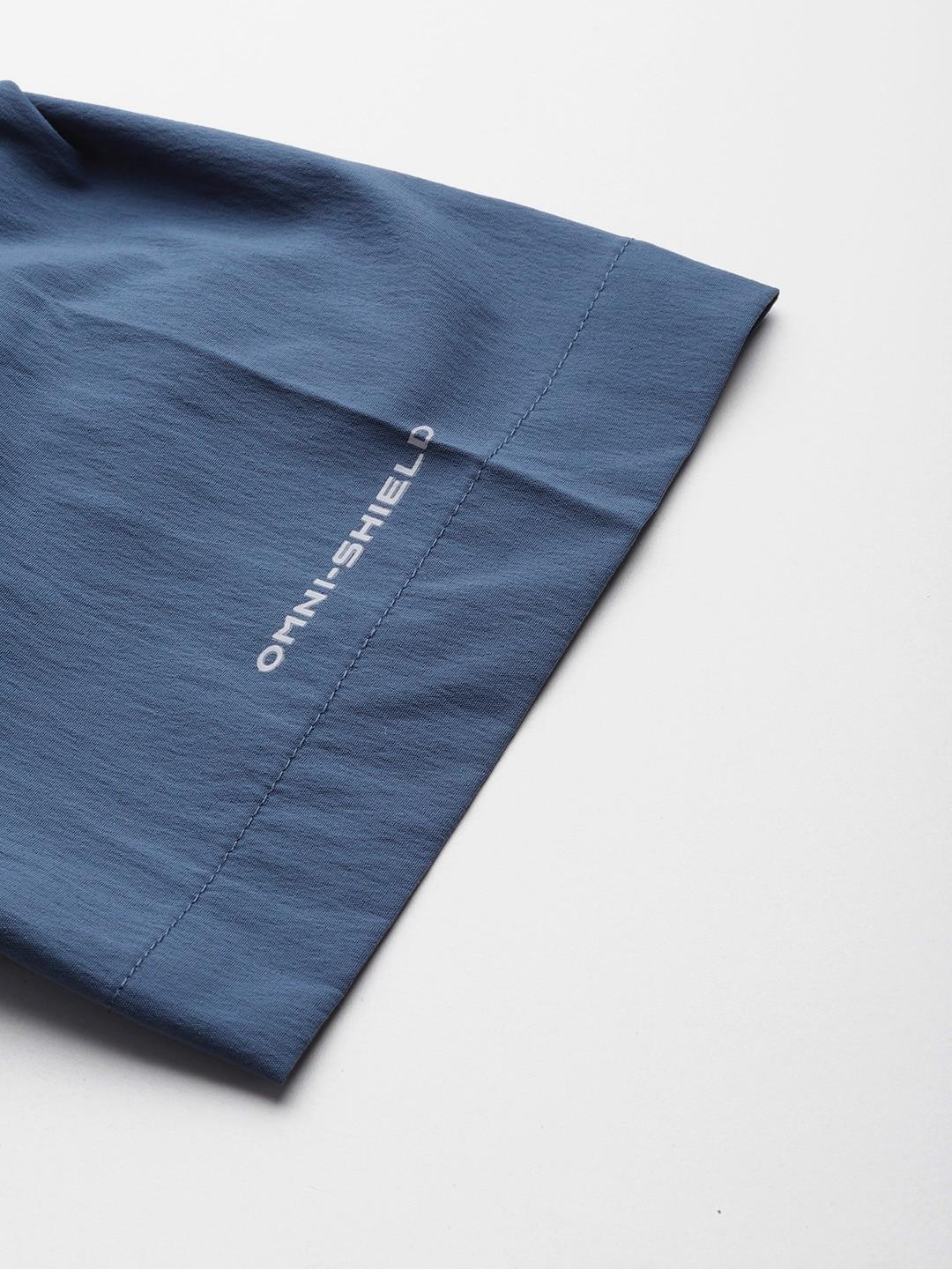 A Men Wearing Columbia Men Blue Canyon Gate Utility Short Sleeve