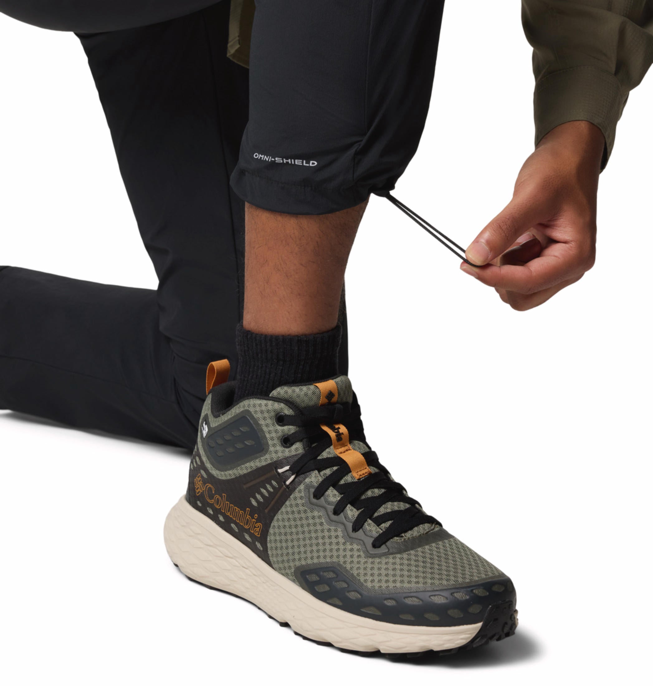 A Men Wearing Columbia Men Black Sharpe Canyon Pant