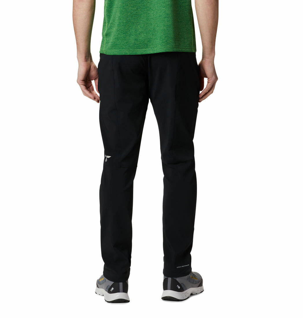 A Men Wearing Columbia Men Black Titan Pass Pant II (Sun Protection)