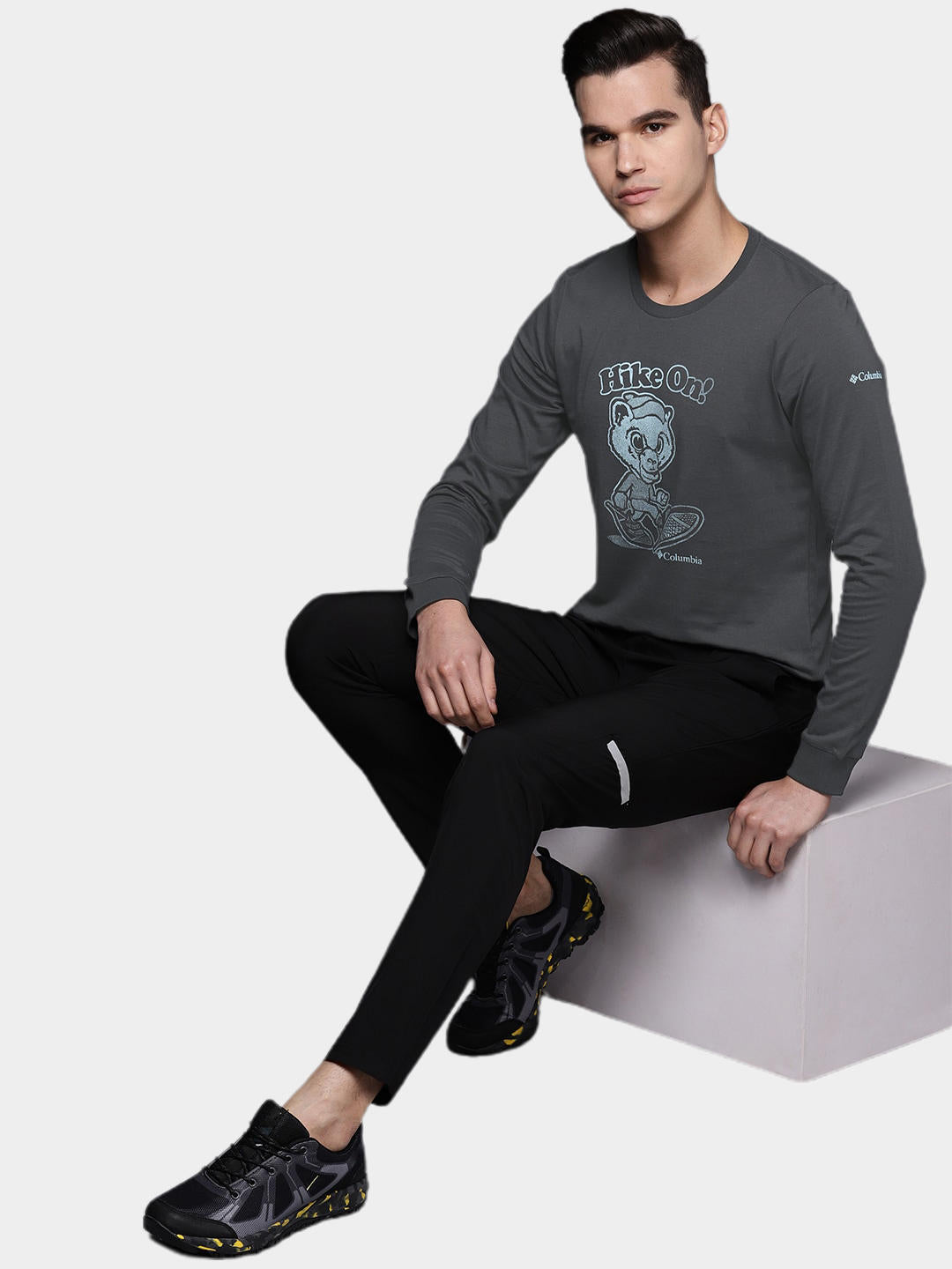 A Men Wearing Columbia Men Black Apres Lifestyle Graphic Long Sleeve