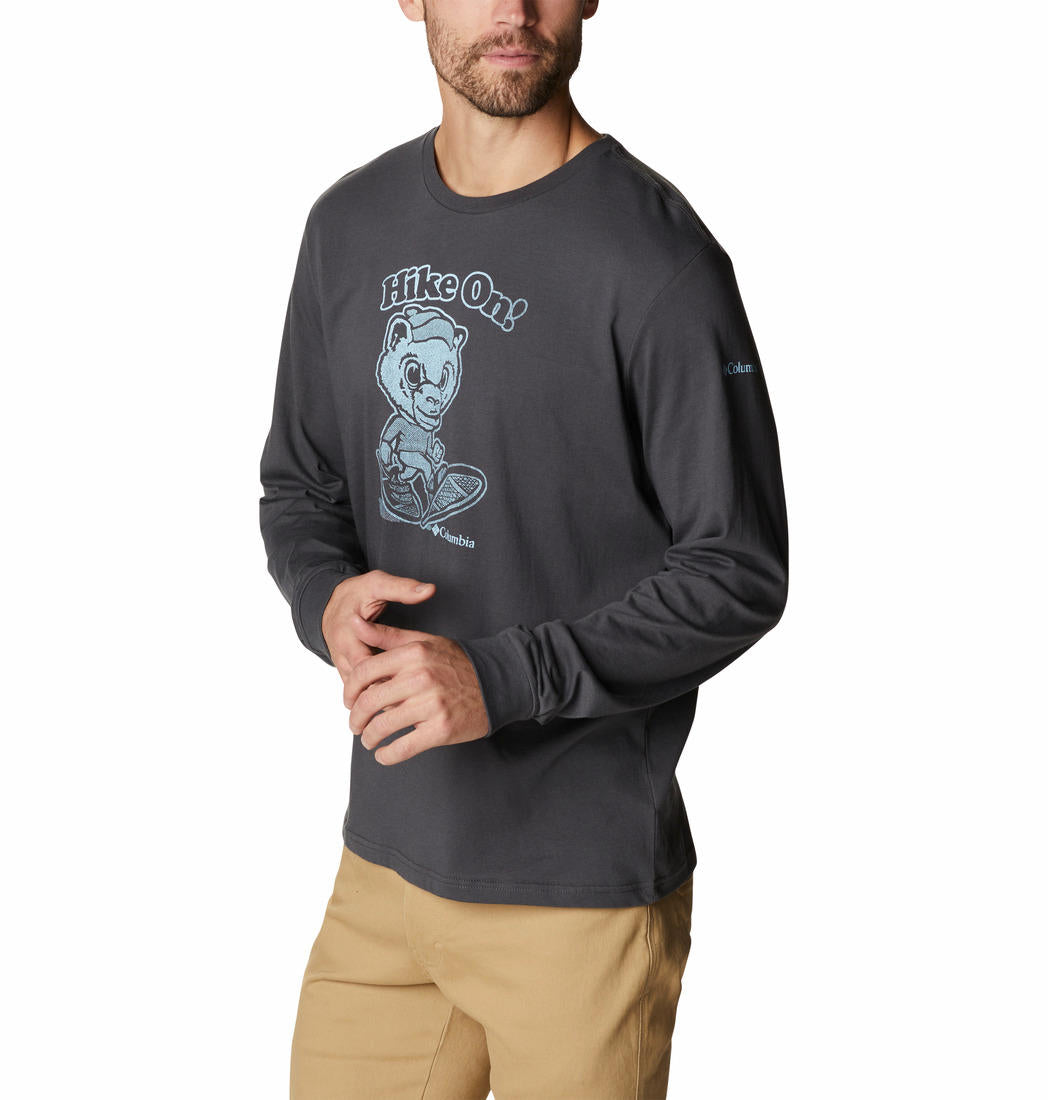 A Men Wearing Columbia Men Black Apres Lifestyle Graphic Long Sleeve