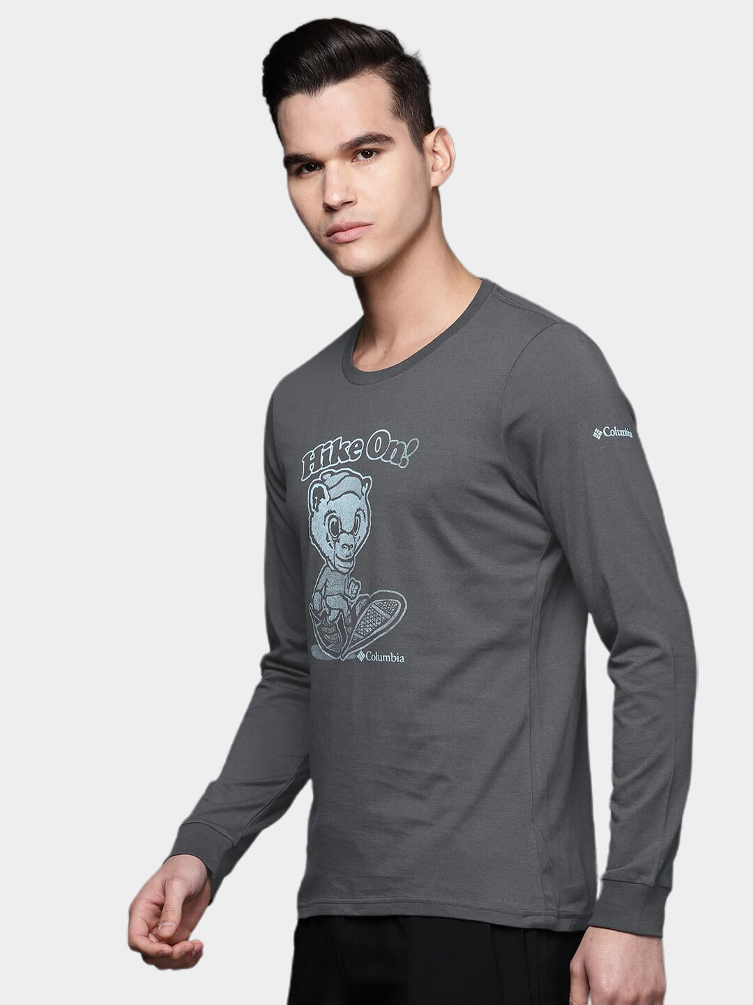 A Men Wearing Columbia Men Black Apres Lifestyle Graphic Long Sleeve