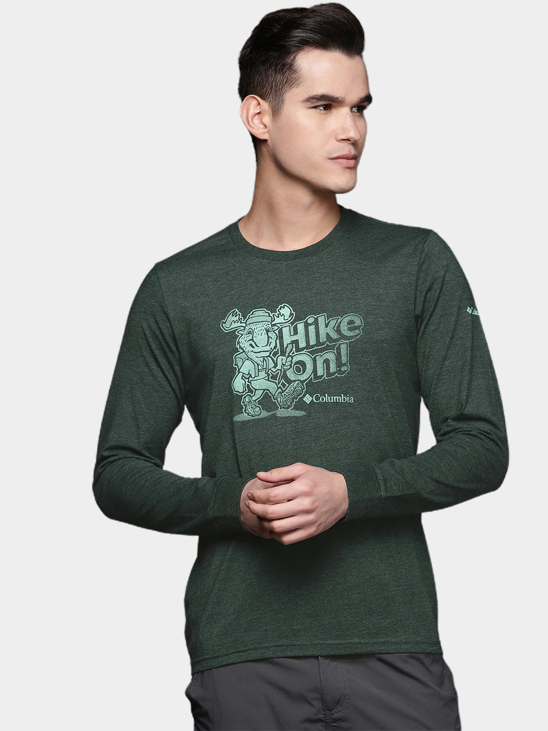 A Men Wearing Columbia Men Green Apres Lifestyle Graphic Long Sleeve
