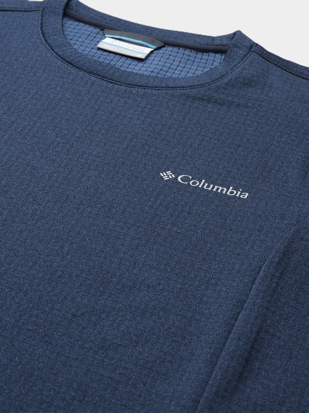 A Men Wearing Columbia Men Blue Park View Crew