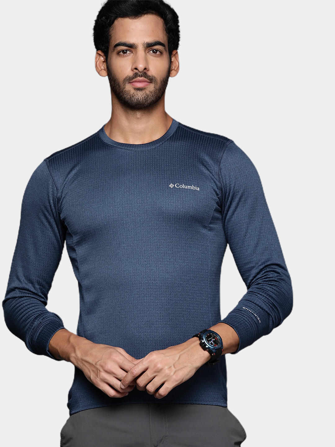 A Men Wearing Columbia Men Blue Park View Crew