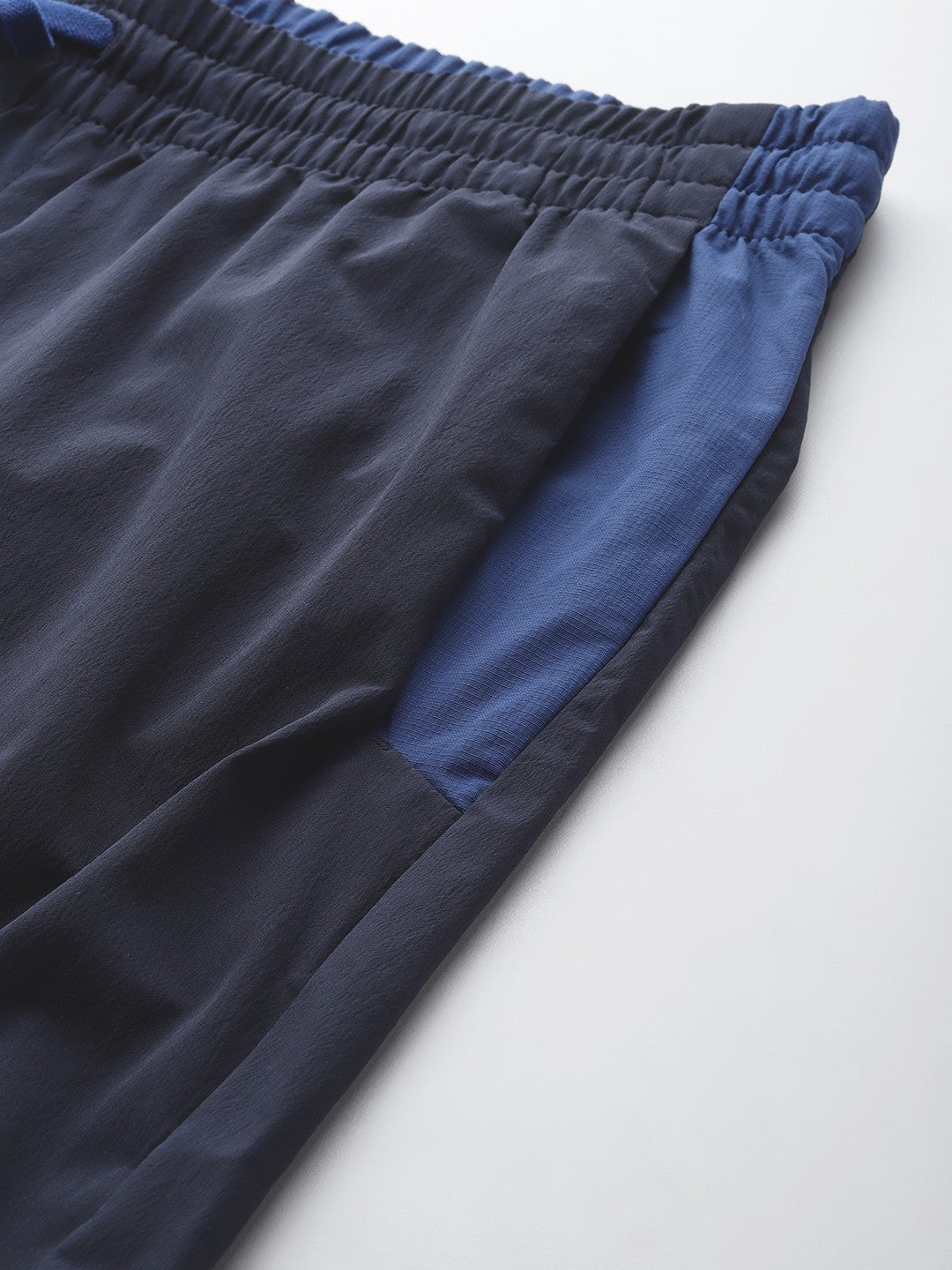 A Men Wearing Columbia Men Blue Columbia Tech Nylon Pant