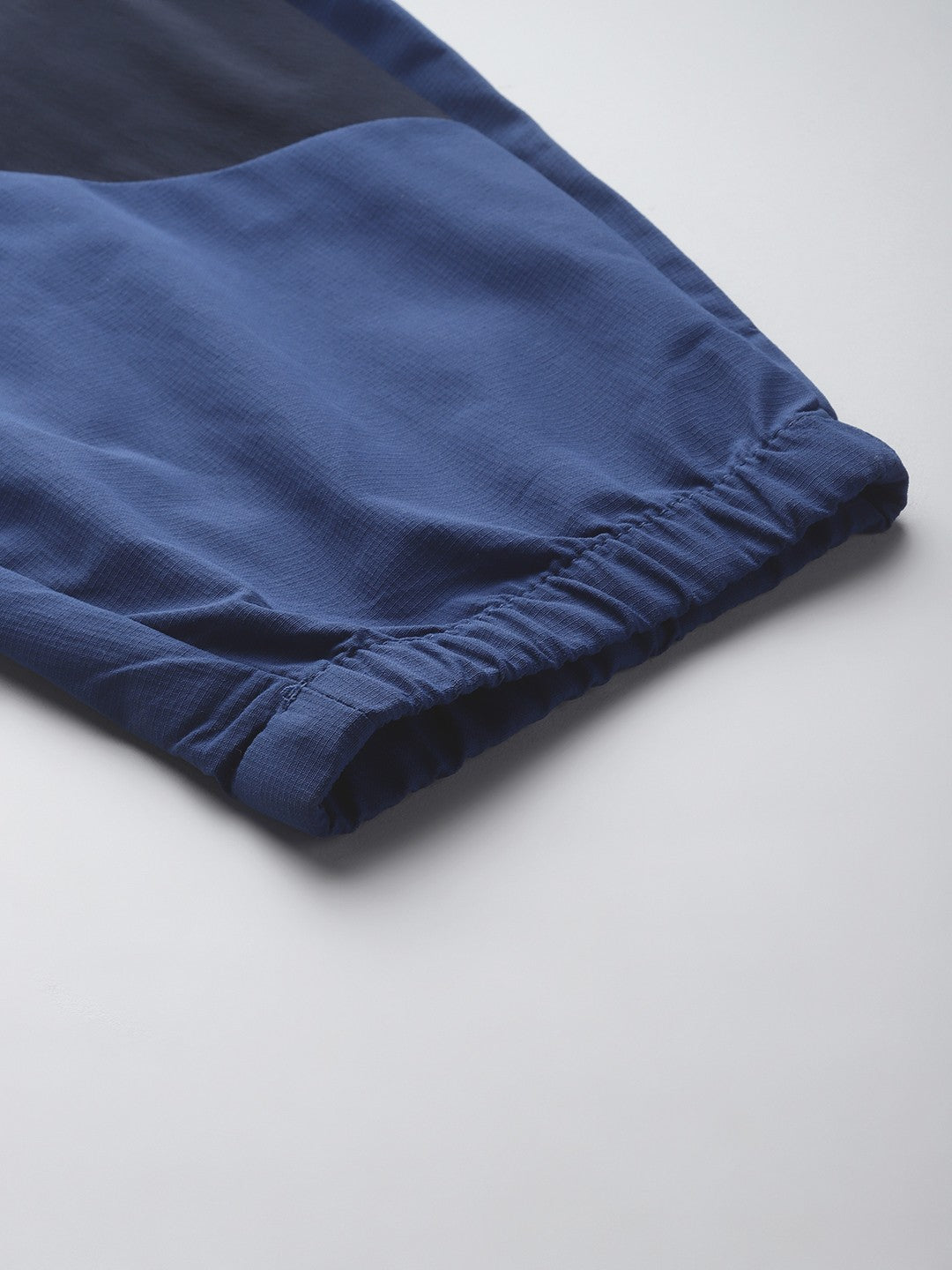 A Men Wearing Columbia Men Blue Columbia Tech Nylon Pant