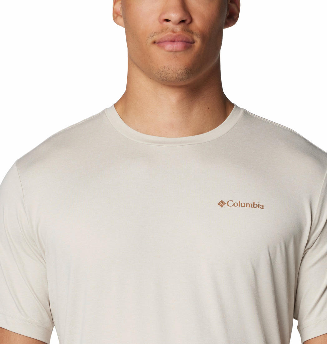 A Men Wearing Columbia Men Brown Kwick Hike Back Graphic SS Tee (Sun Protection)