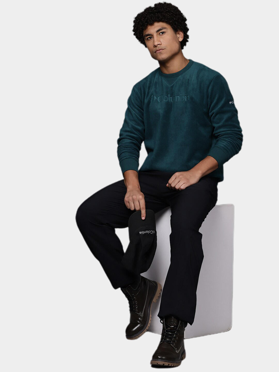 A Men Wearing Columbia Men Blue Steens Mountain Crew 2.0
