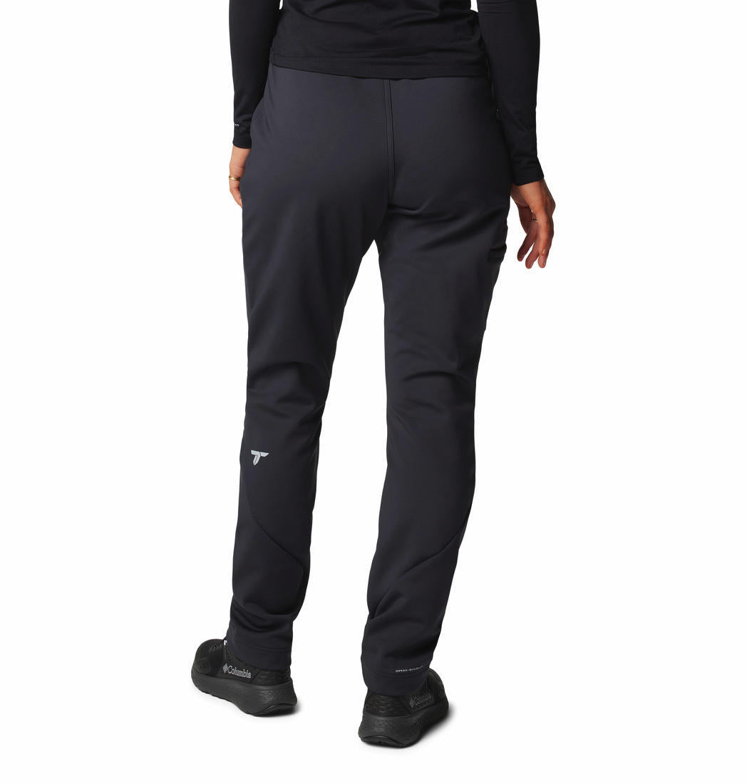 A Women Wearing Columbia Women Black Vast Canyon High-Rise Softshell Pant