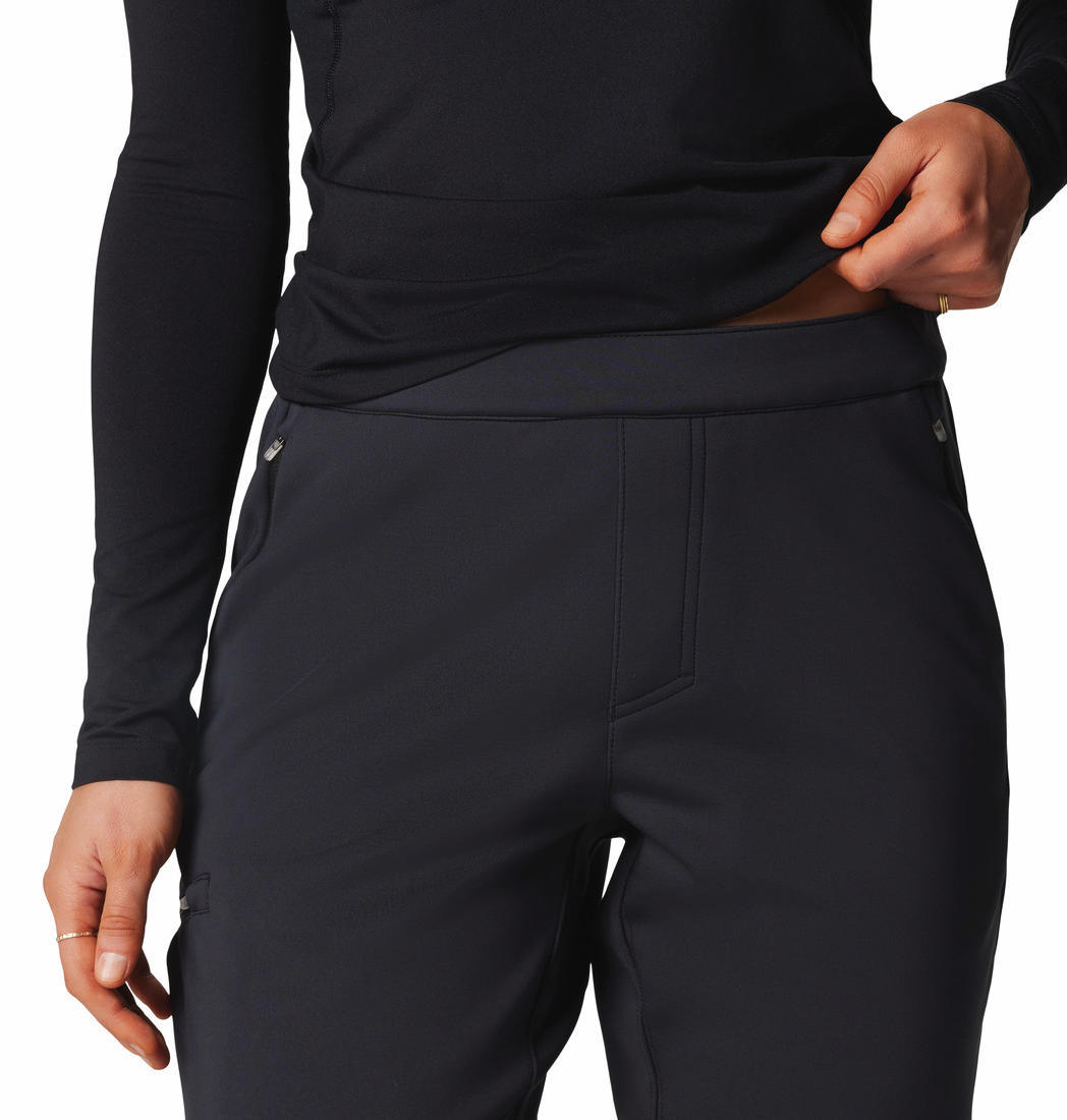 A Women Wearing Columbia Women Black Vast Canyon High-Rise Softshell Pant