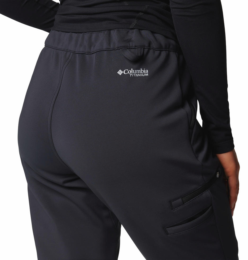A Women Wearing Columbia Women Black Vast Canyon High-Rise Softshell Pant
