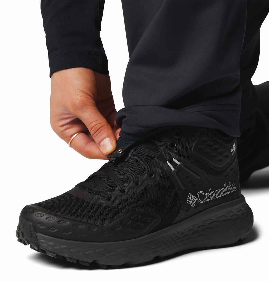 A Women Wearing Columbia Women Black Vast Canyon High-Rise Softshell Pant