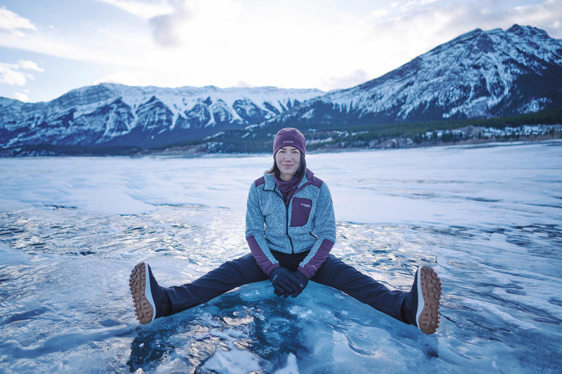 A Women Wearing Columbia Women Black Vast Canyon High-Rise Softshell Pant