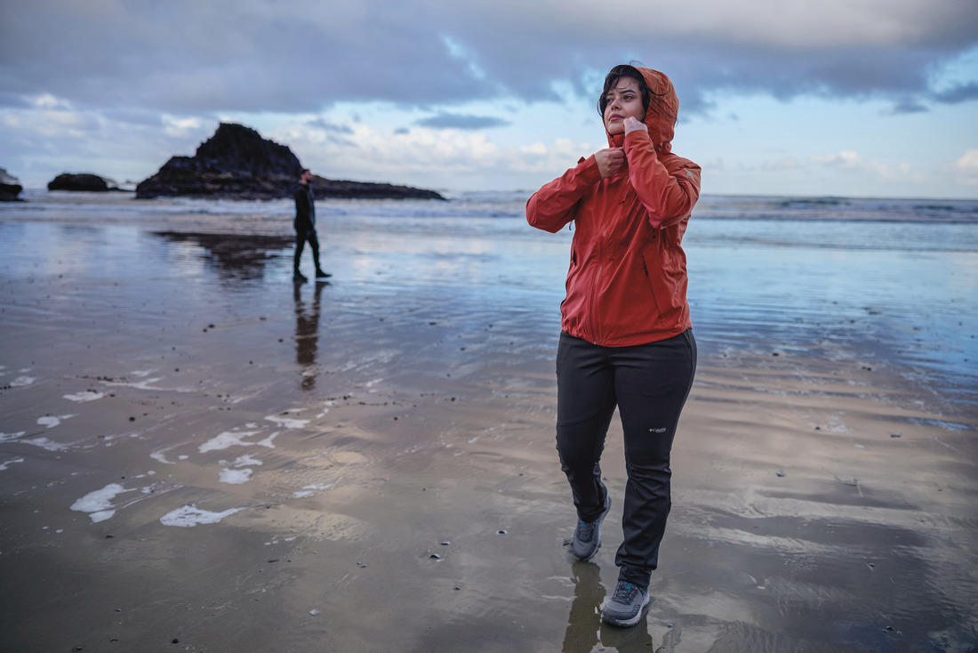 A Women Wearing Columbia Women Black Vast Canyon High-Rise Softshell Pant