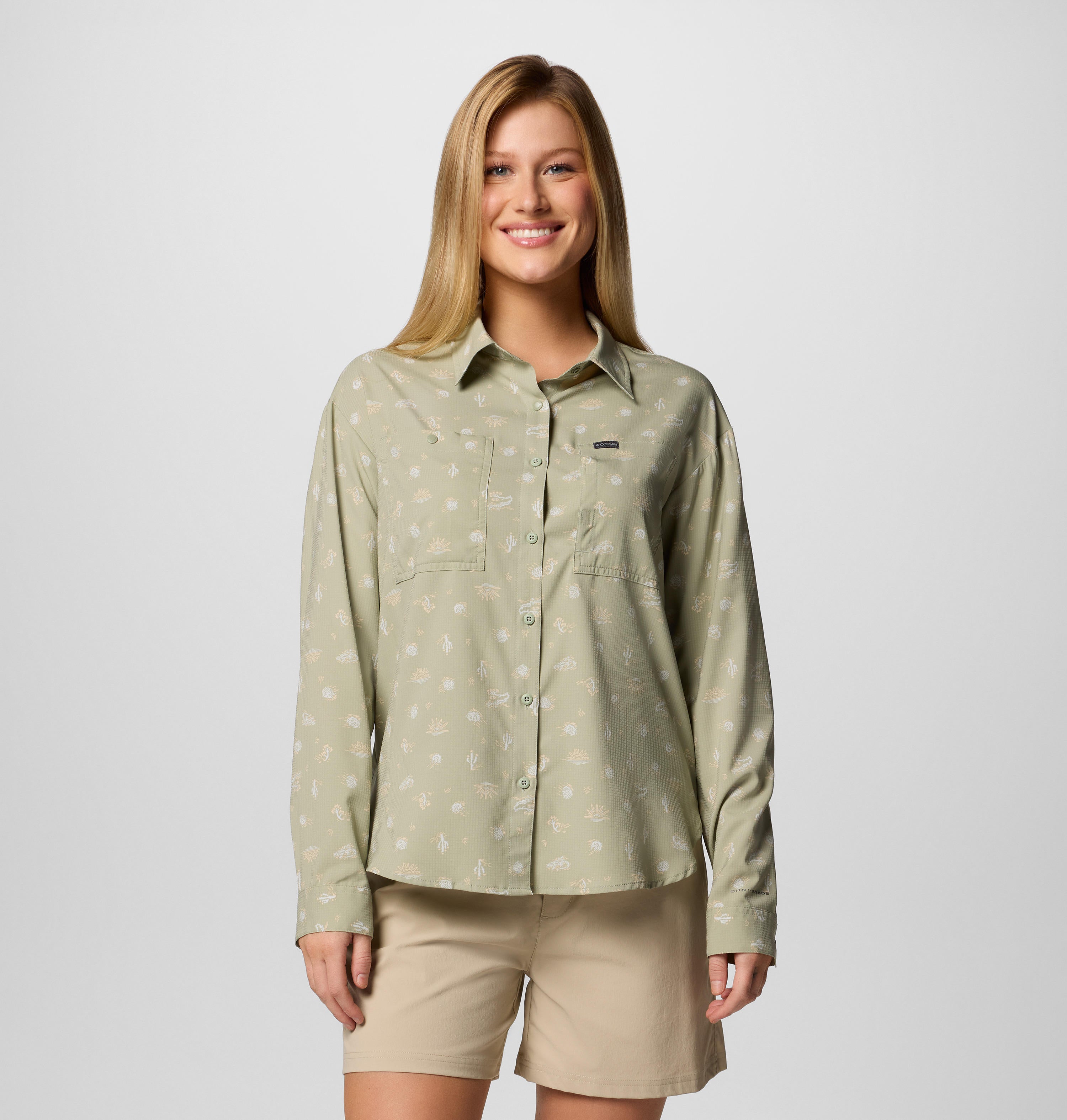 A Women Wearing Columbia Women Green Silver Ridge Utility Patterned LS Shirt (Sun Protection)