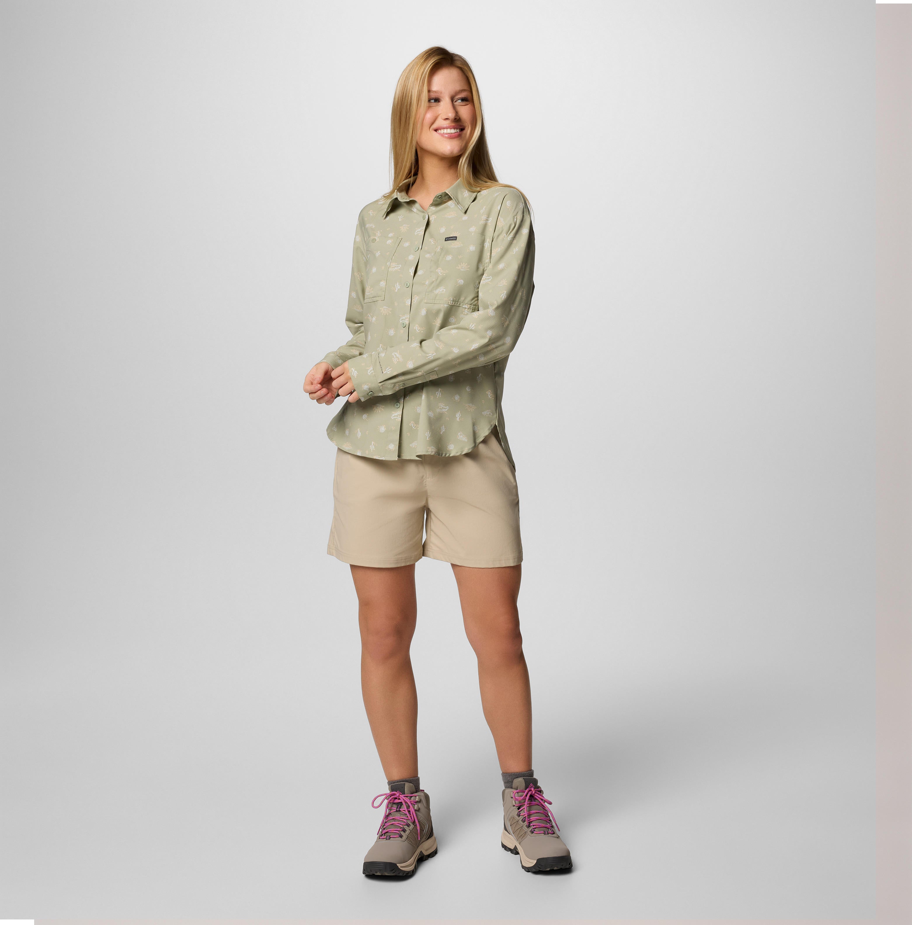 A Women Wearing Columbia Women Green Silver Ridge Utility Patterned LS Shirt (Sun Protection)