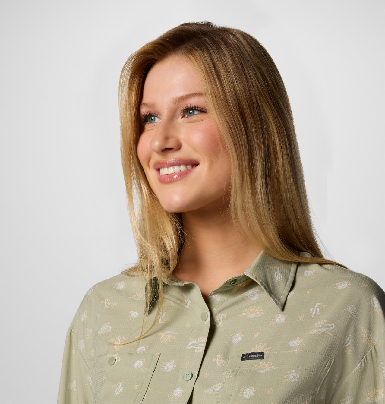 A Women Wearing Columbia Women Green Silver Ridge Utility Patterned LS Shirt (Sun Protection)