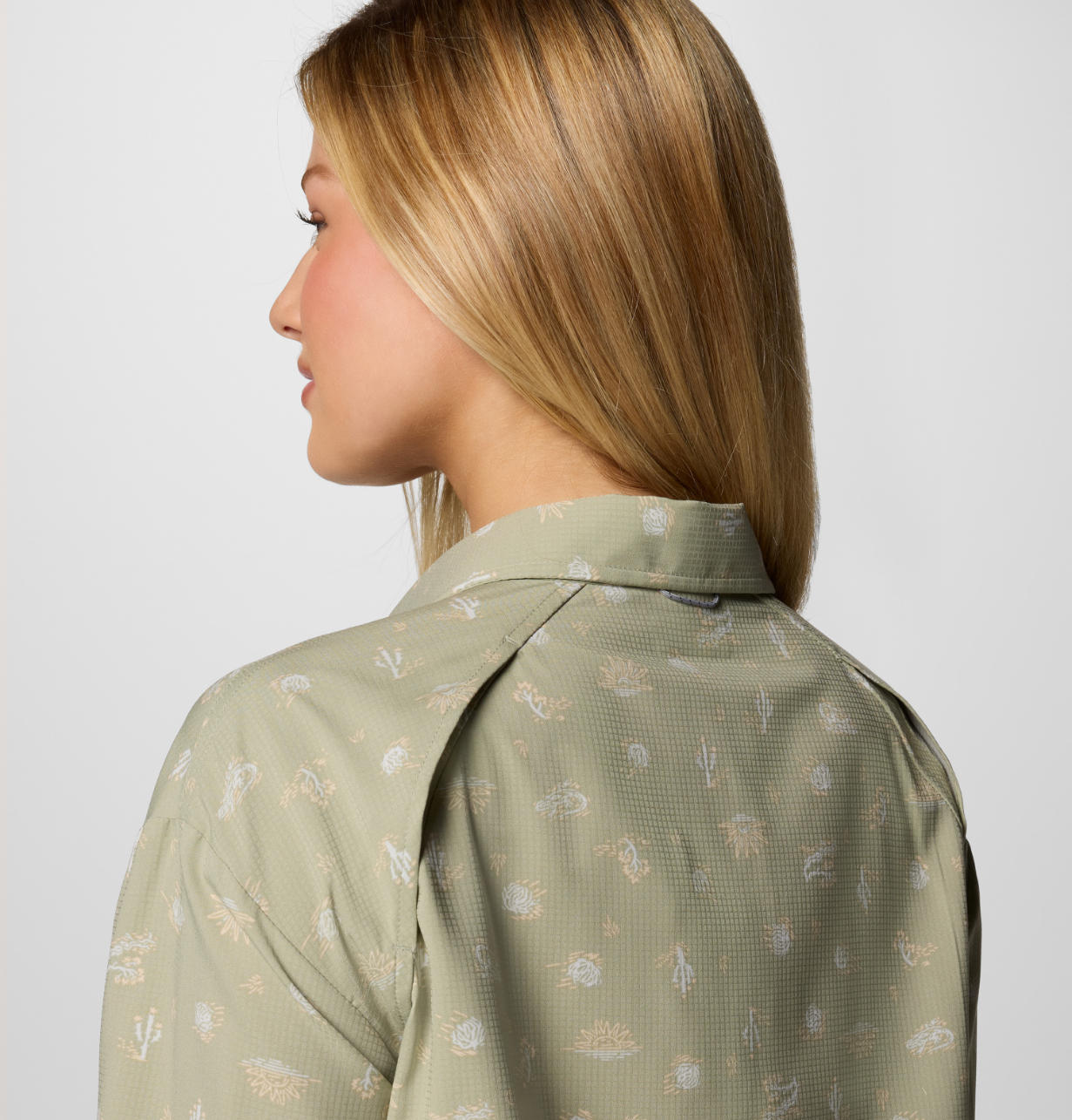 A Women Wearing Columbia Women Green Silver Ridge Utility Patterned LS Shirt (Sun Protection)