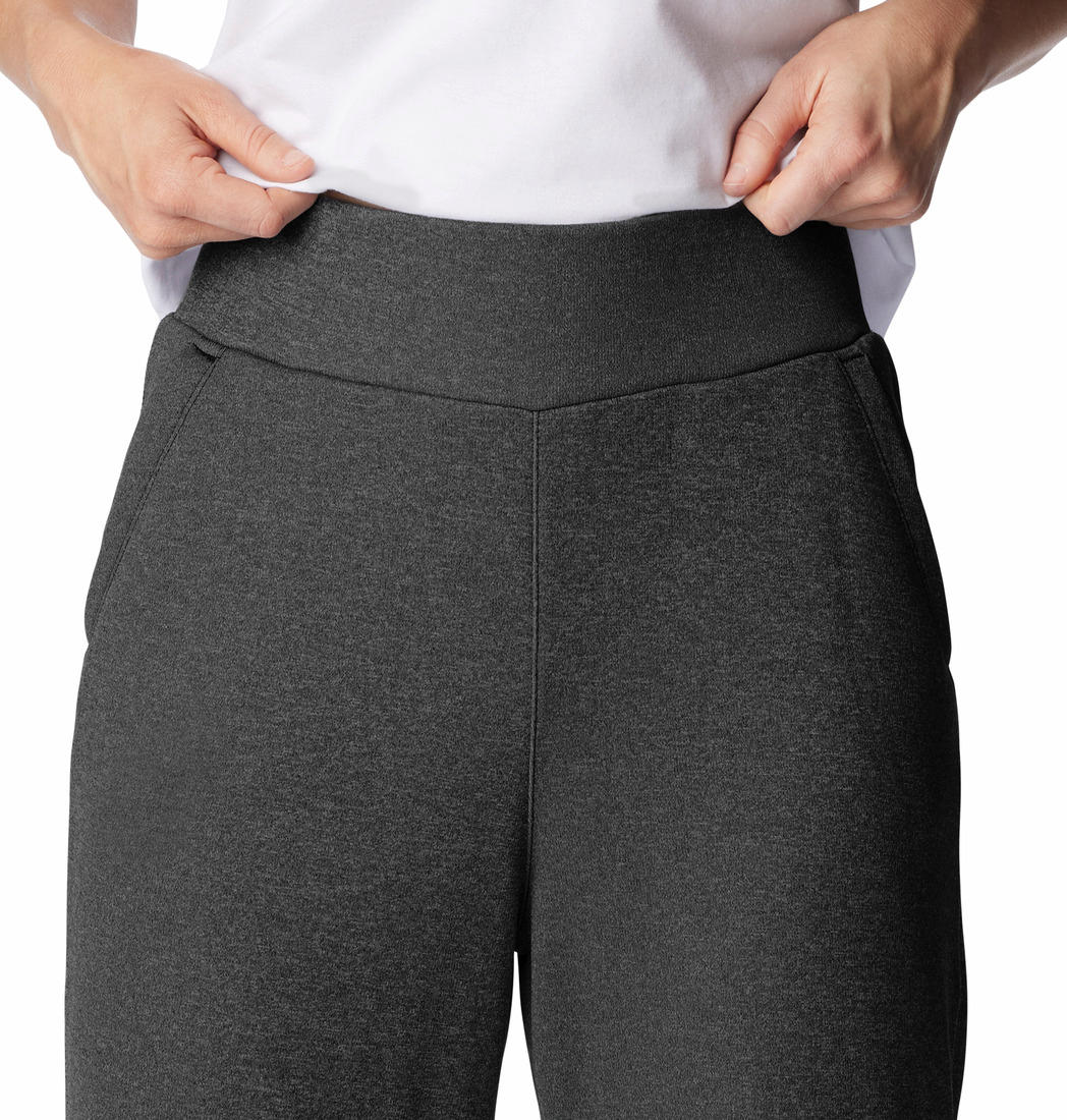 A Women Wearing Columbia Women Black Col Hike Tech Fleece Bottom