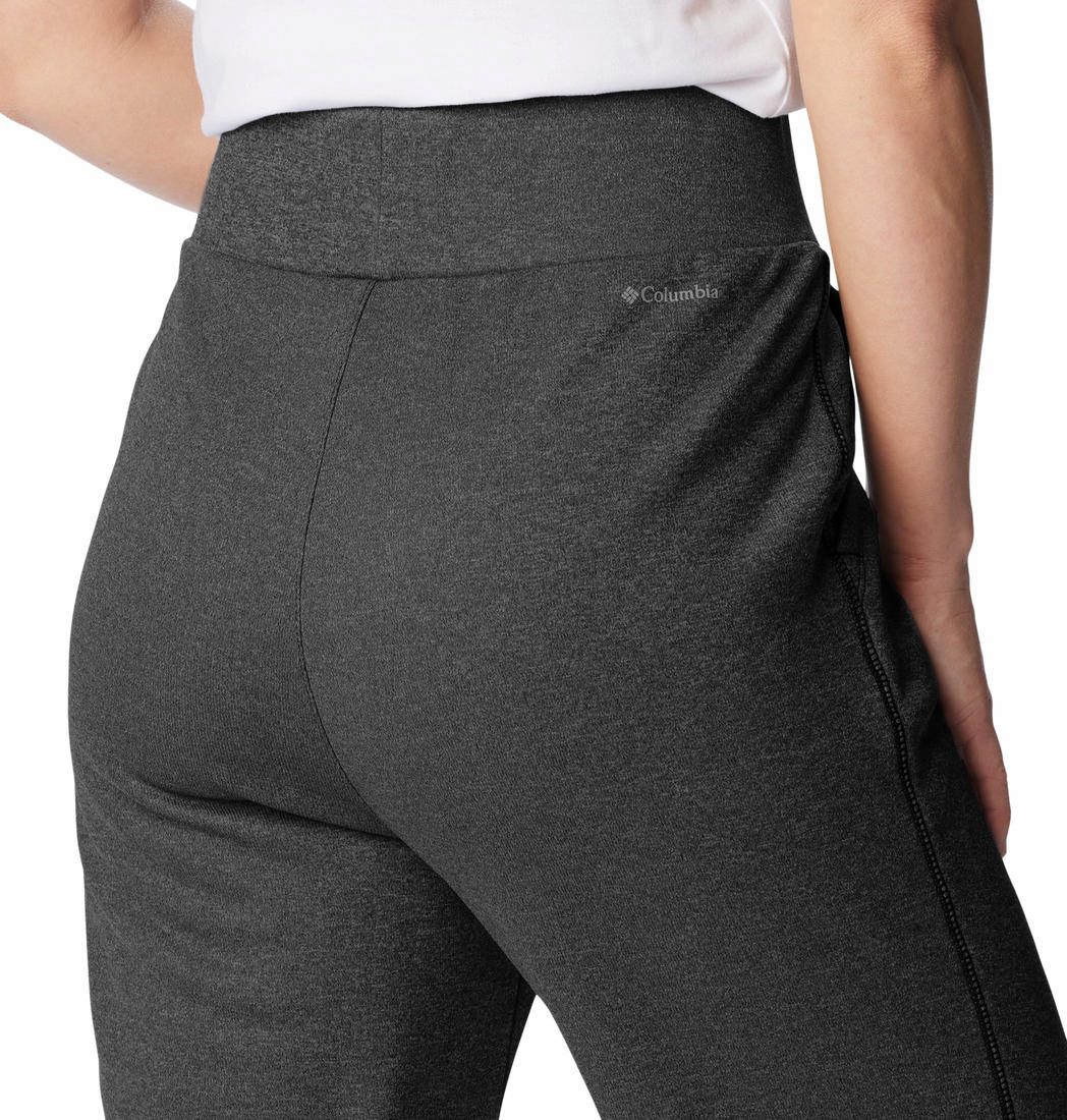 A Women Wearing Columbia Women Black Col Hike Tech Fleece Bottom