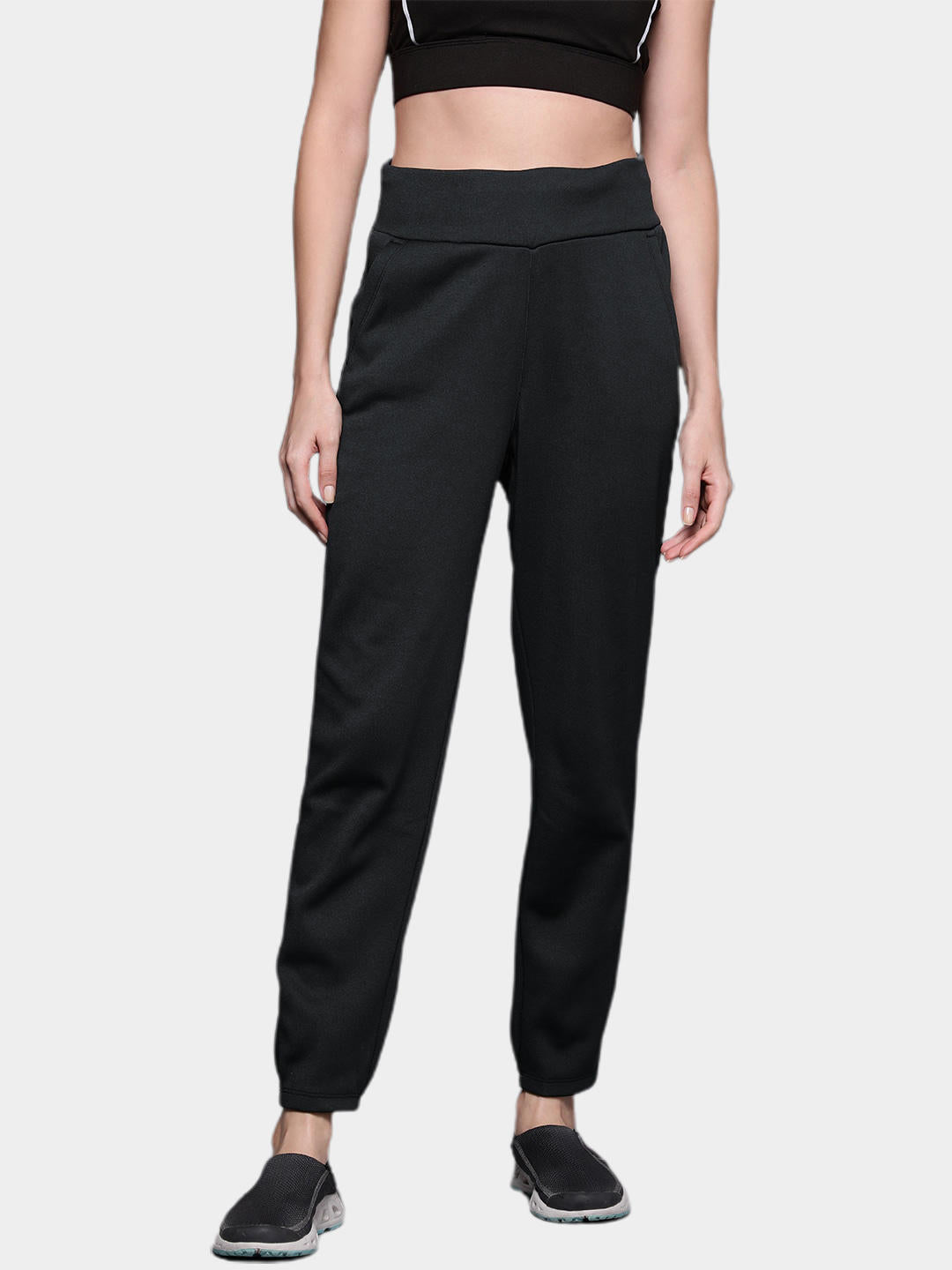 A Women Wearing Columbia Women Black Col Hike Tech Fleece Bottom