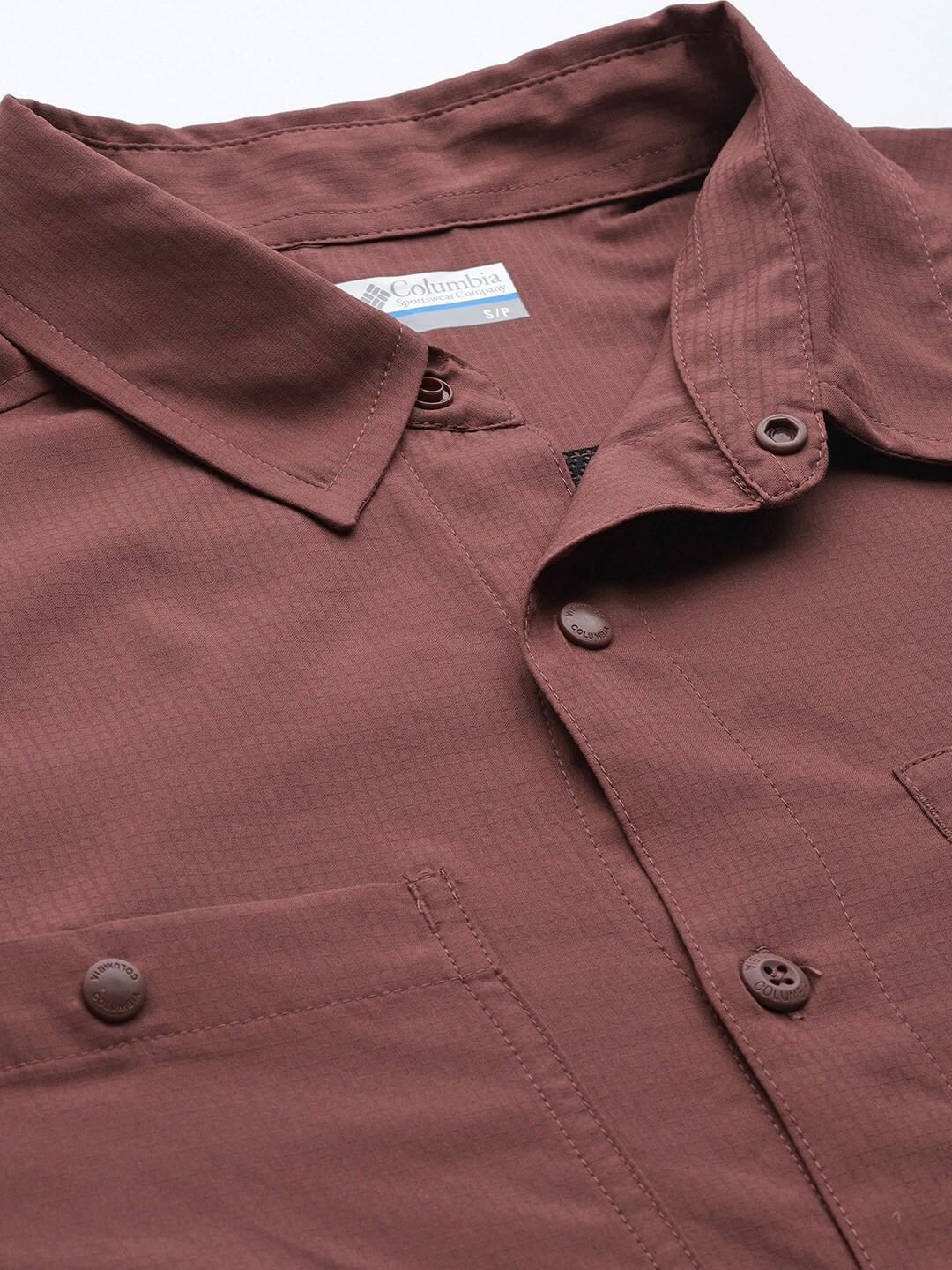 A Men Wearing Columbia Men Brown Silver Ridge Utility Lite Long Sleeve (Sun Protection)