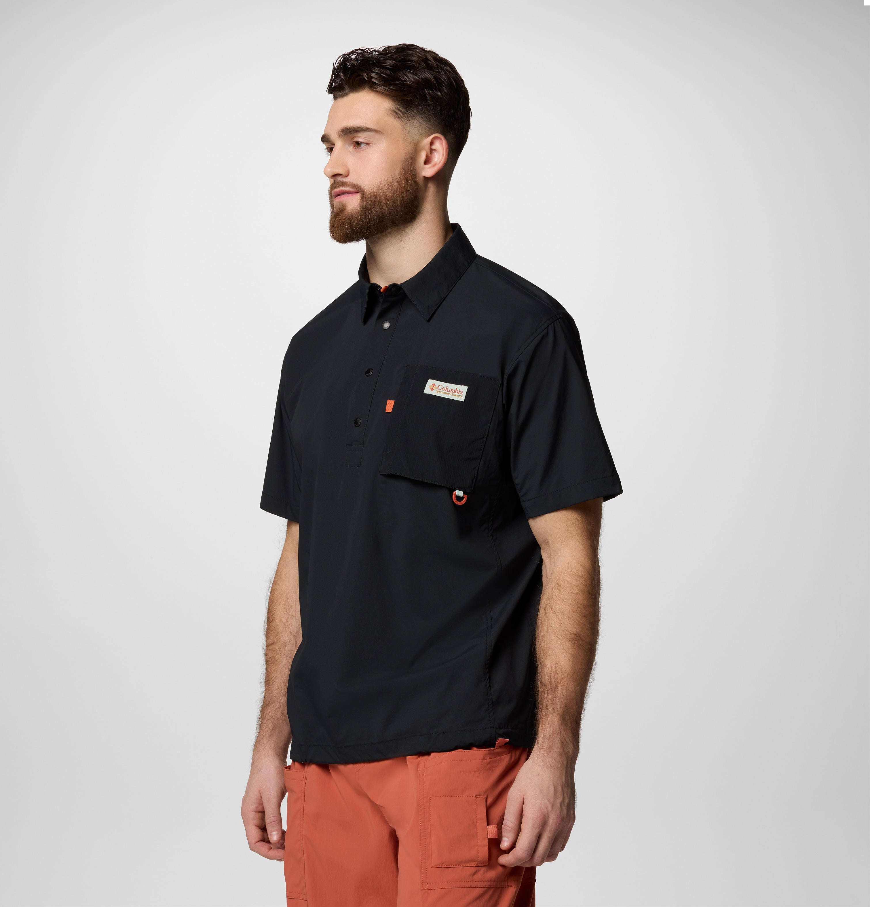 A Men Wearing Columbia Men Black Cove Beach Woven SS (Sun Protection)