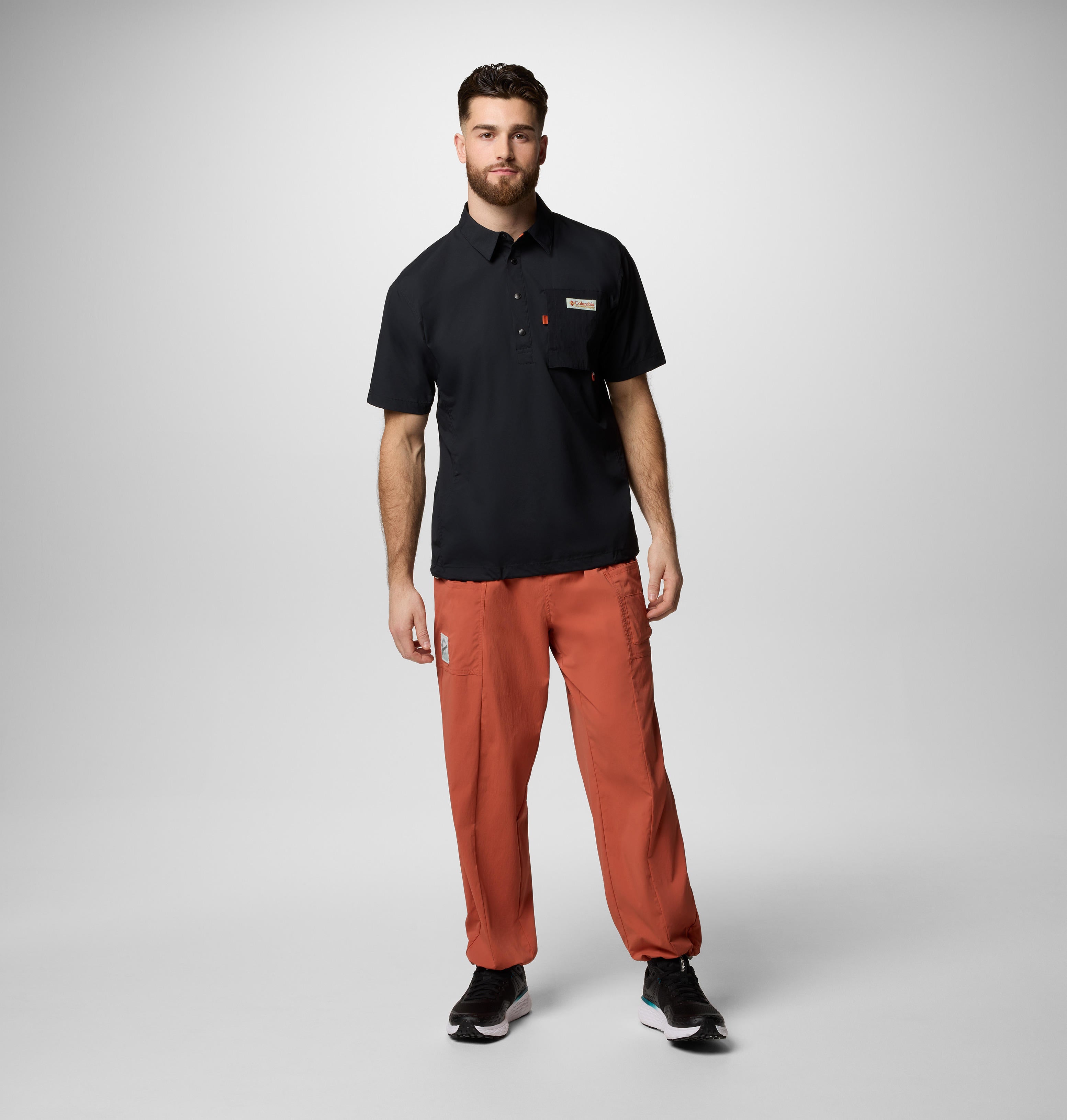 A Men Wearing Columbia Men Black Cove Beach Woven SS (Sun Protection)