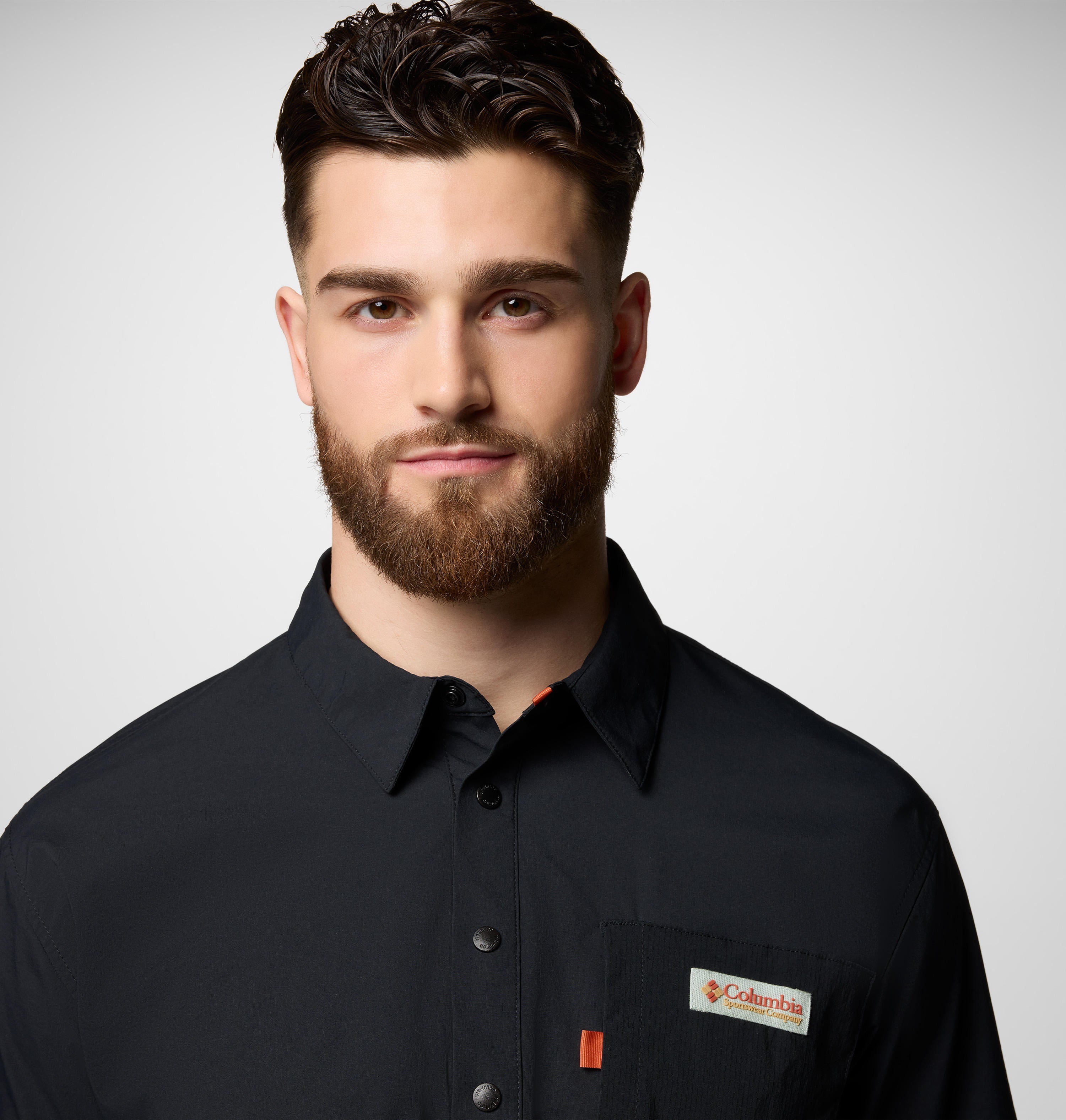 A Men Wearing Columbia Men Black Cove Beach Woven SS (Sun Protection)
